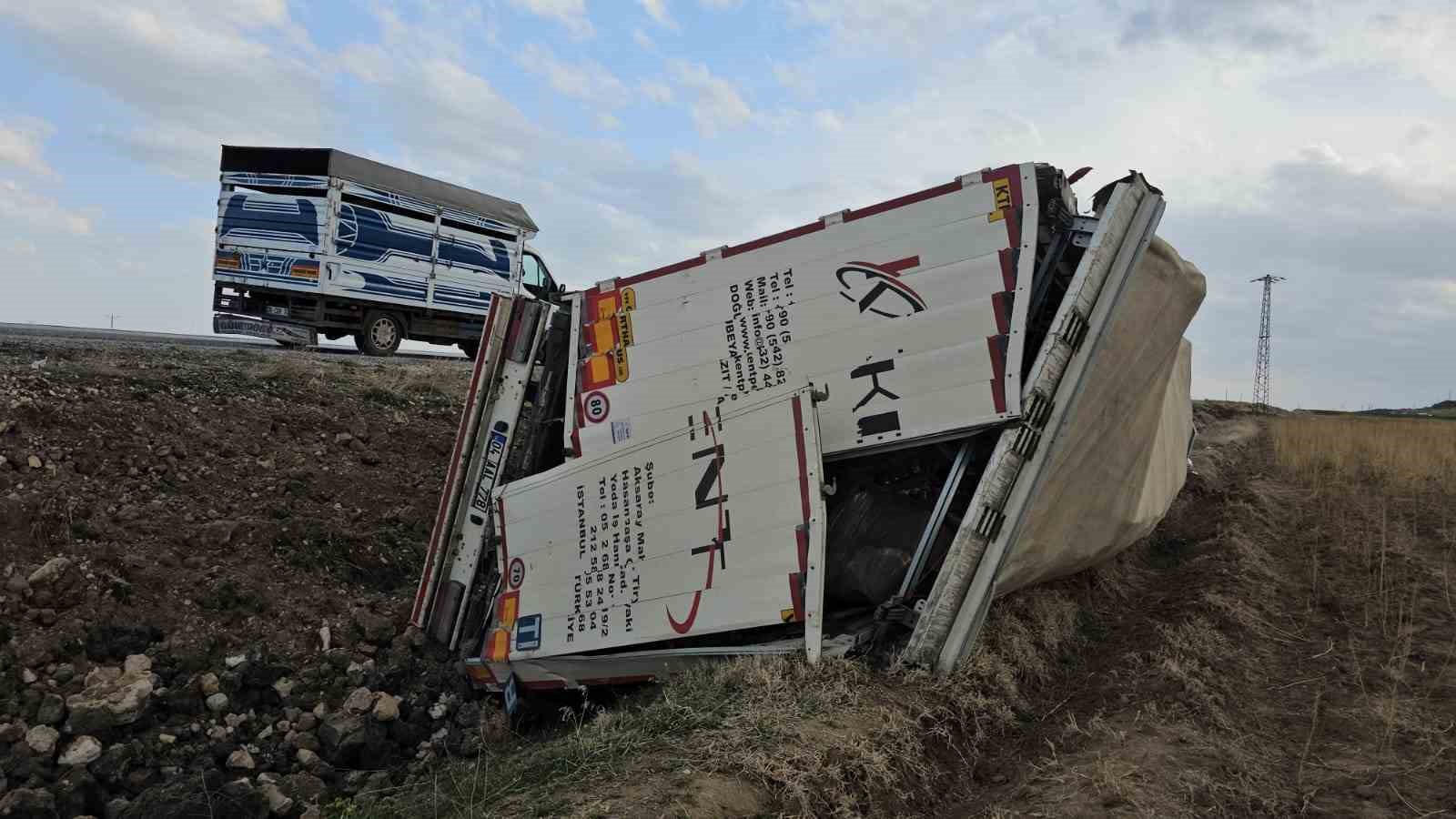 Bitlis’te meyve suyu yüklü tır şarampole devrildi