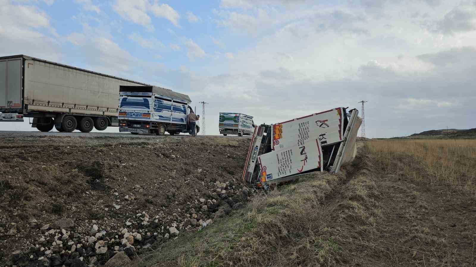 Bitlis’te meyve suyu yüklü tır şarampole devrildi