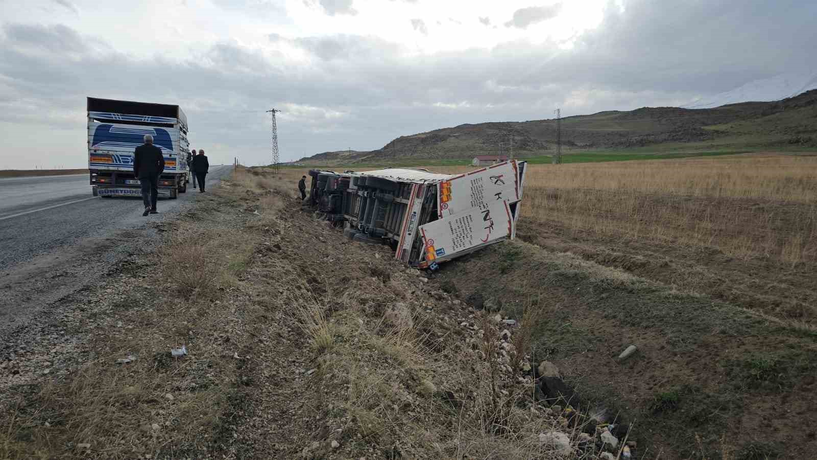 Bitlis’te meyve suyu yüklü tır şarampole devrildi