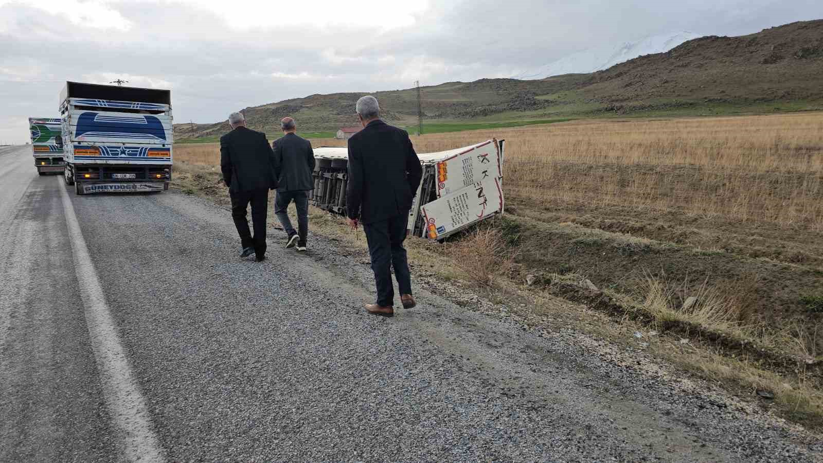 Bitlis’te meyve suyu yüklü tır şarampole devrildi