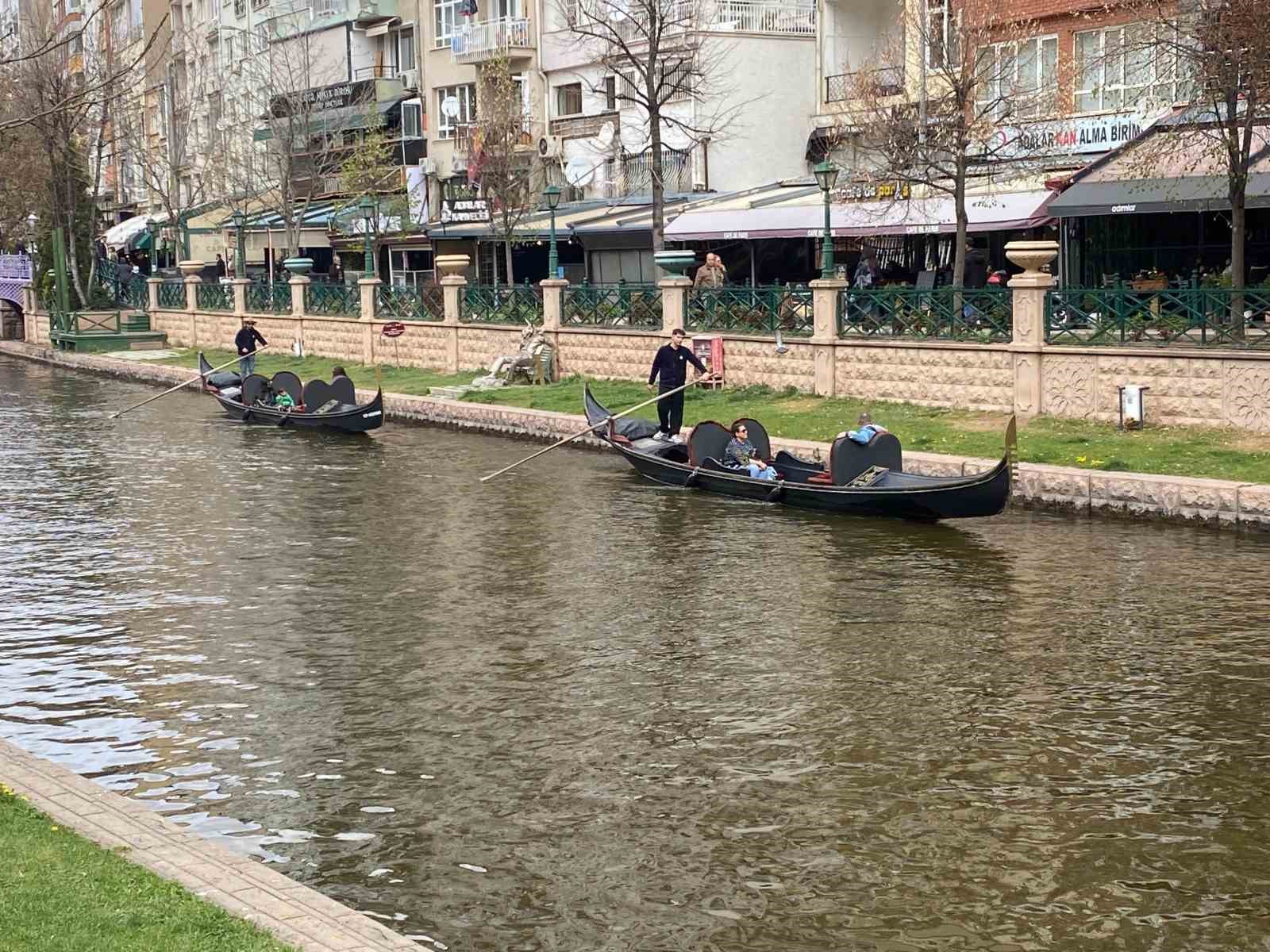 Köprüde fotoğraf çektirmeden gitmiyorlar