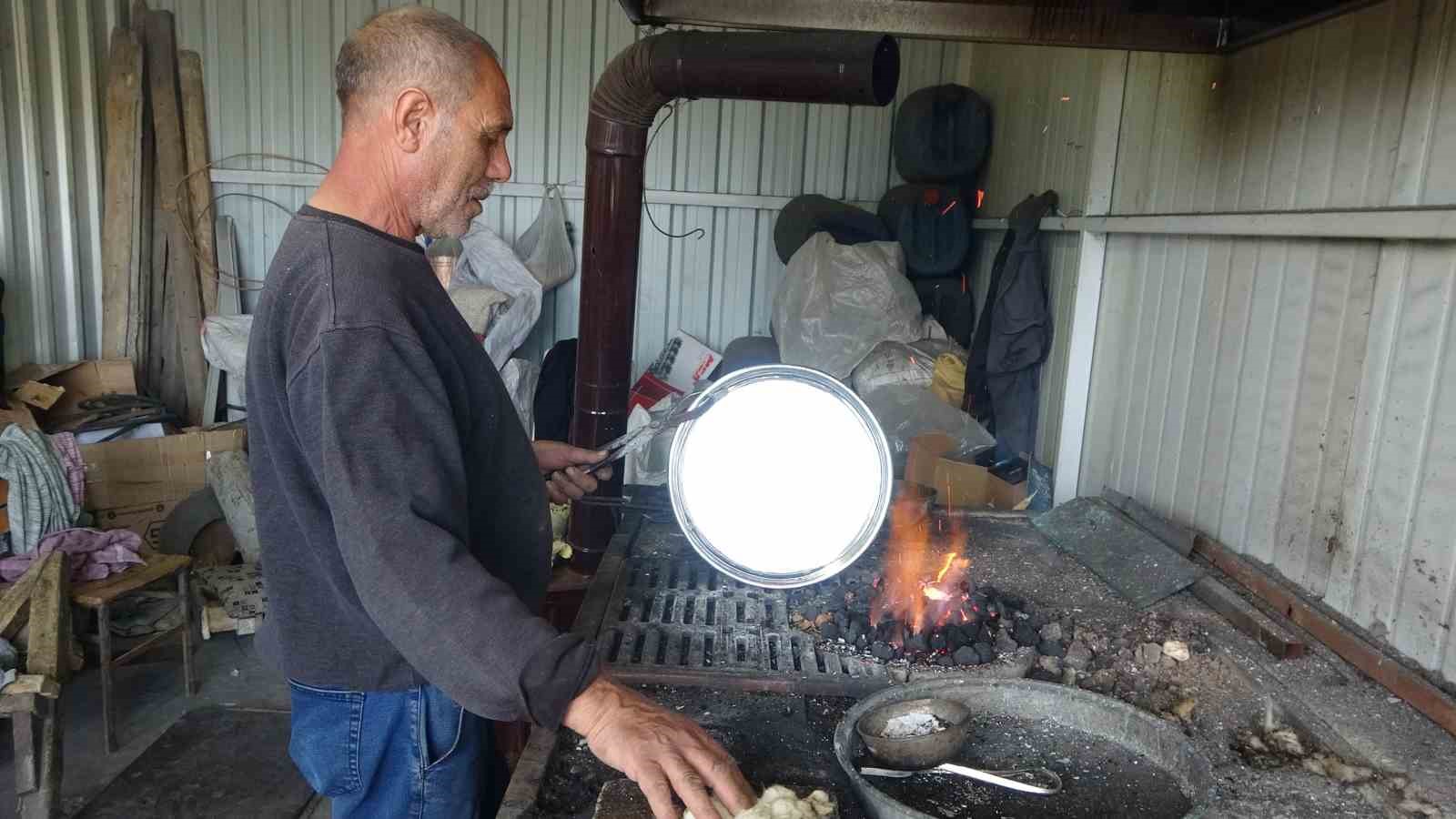 Malatya’da 55 yıllık kalaycı ustası zamana direniyor