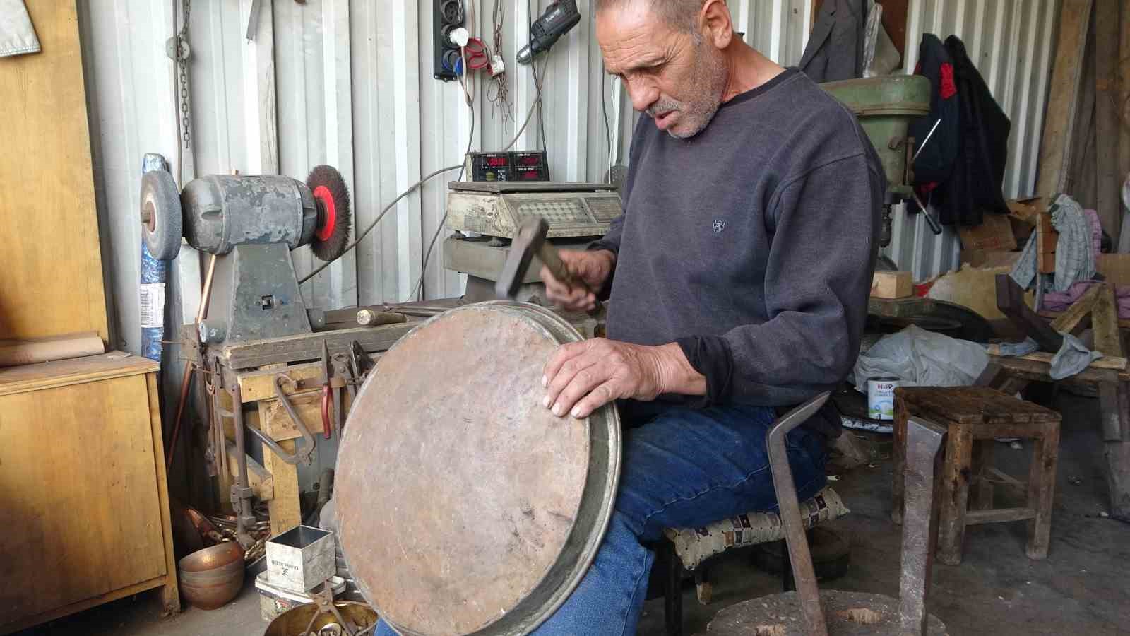 Malatya’da 55 yıllık kalaycı ustası zamana direniyor