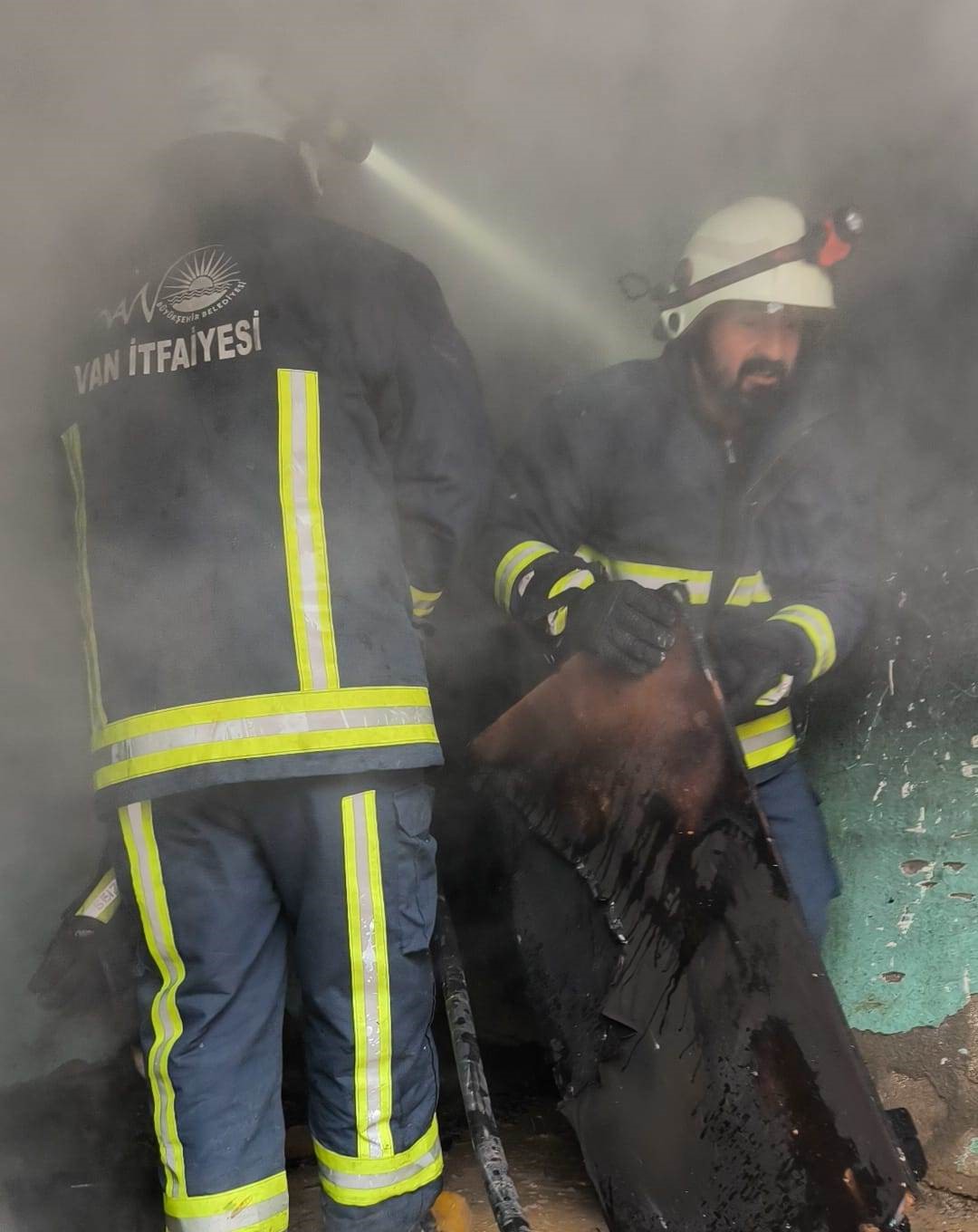 Van’da odunluk yangını