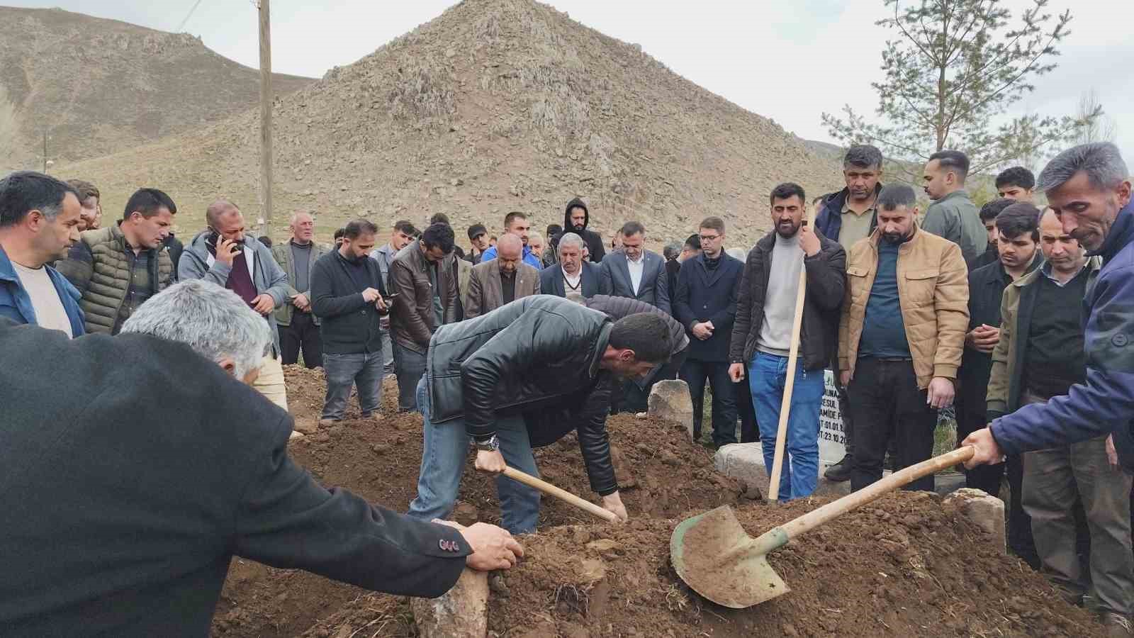 Van’daki trafik kazasında hayatını kaybeden baba ve iki kızı yan yana toprağa verildi