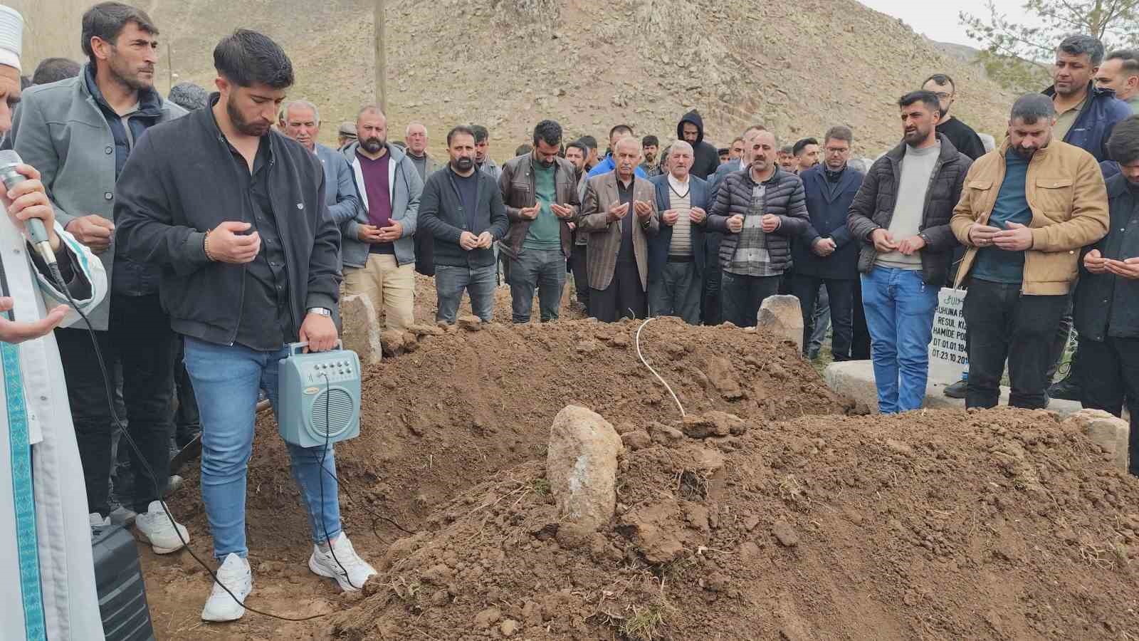 Van’daki trafik kazasında hayatını kaybeden baba ve iki kızı yan yana toprağa verildi