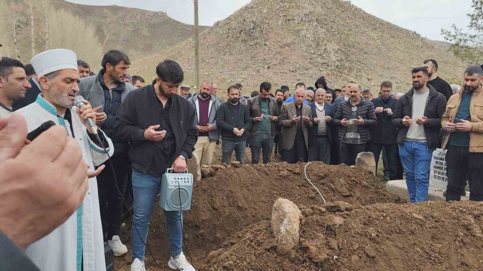 Van’daki trafik kazasında hayatını kaybeden baba ve iki kızı yan yana toprağa verildi