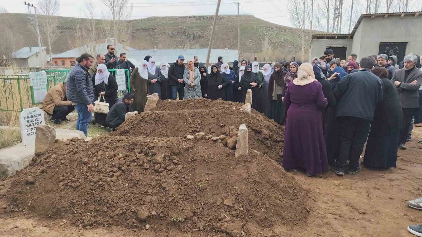 Van’daki trafik kazasında hayatını kaybeden baba ve iki kızı yan yana toprağa verildi