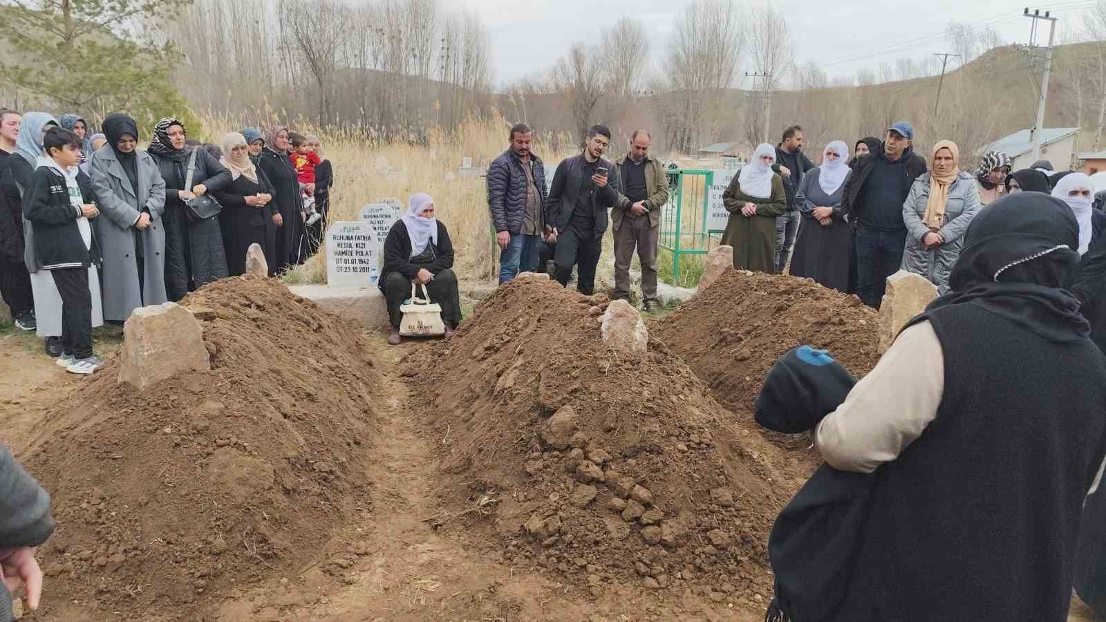 Van’daki trafik kazasında hayatını kaybeden baba ve iki kızı yan yana toprağa verildi