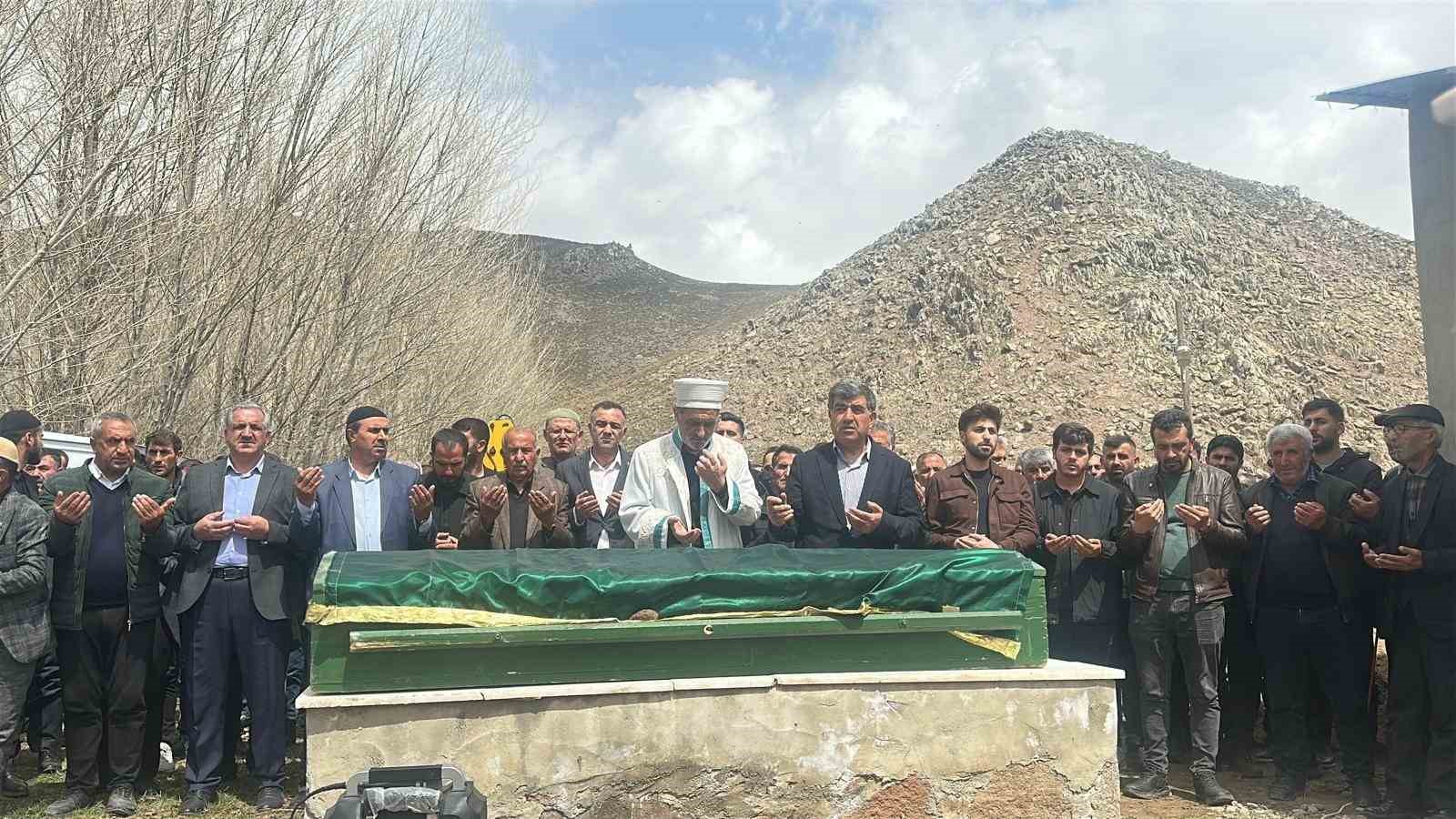 Van’daki trafik kazasında hayatını kaybeden baba ve iki kızı yan yana toprağa verildi