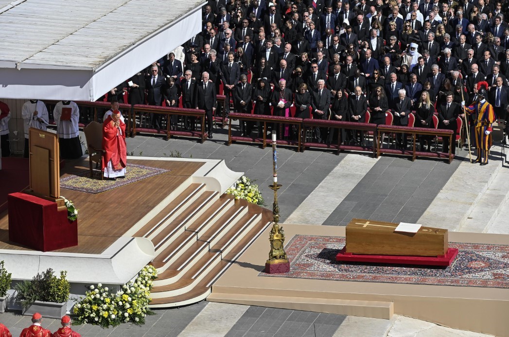 Papa Franciscus, 400 bin kişi tarafından son yolculuğuna uğurlandı