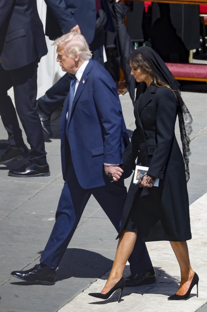 Papa Franciscus, 400 bin kişi tarafından son yolculuğuna uğurlandı