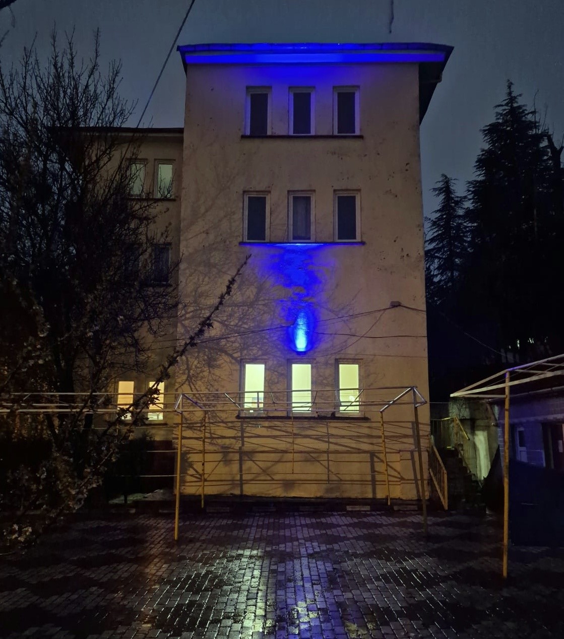 Kamu binaları otizme dikkat çekmek amacıyla mavi ışık ile aydınlatıldı