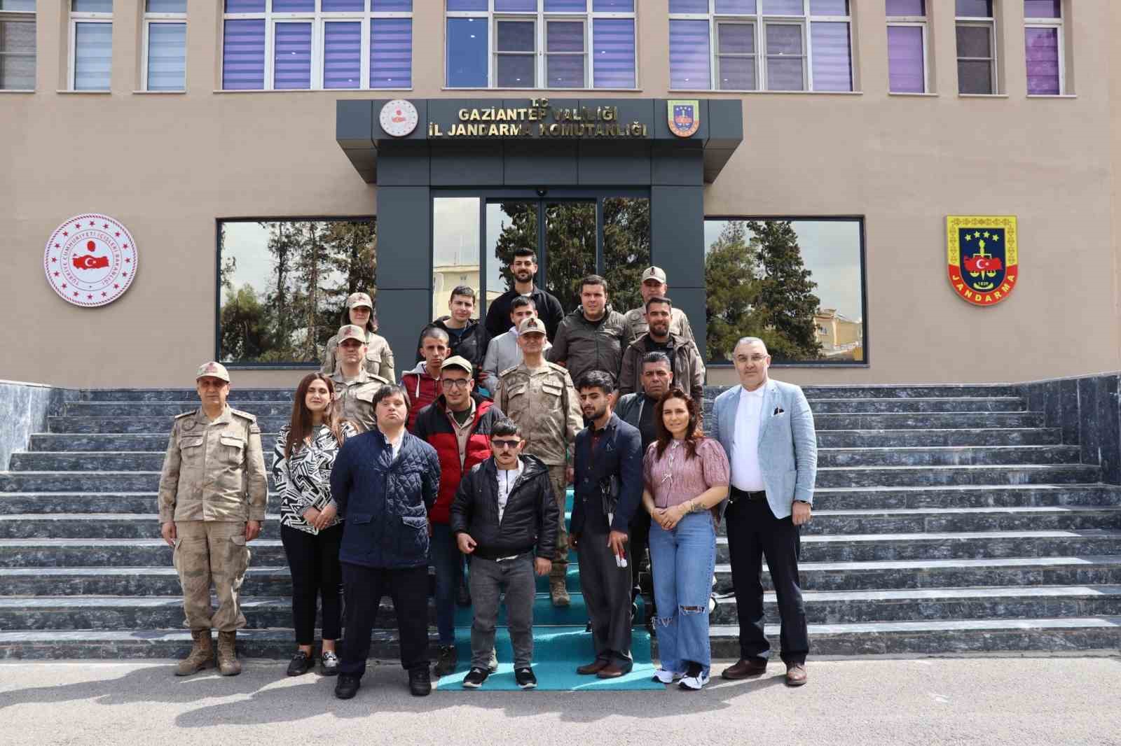 Özel gençlerden jandarmaya özel ziyaret