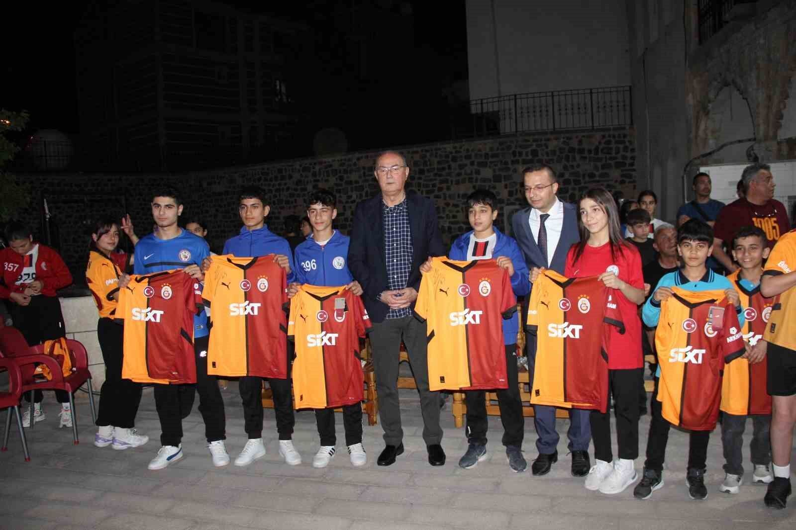 Galatasaray’ın efsaneleri Cizre’de gençlerle buluştu