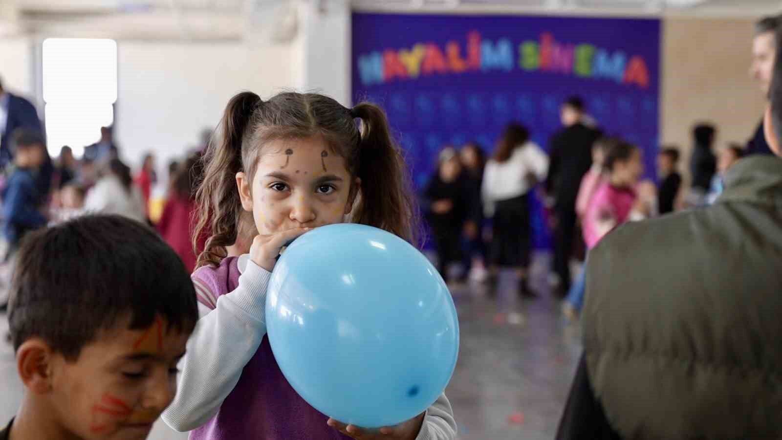 Öğretmenin hayali gerçek oldu, öğrenciler ilk kez sinemayla tanıştı