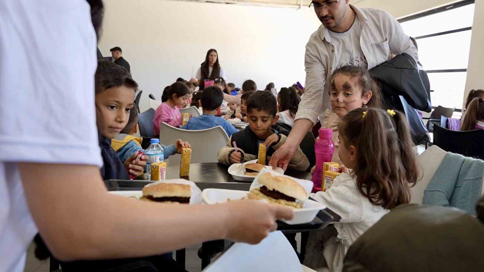Öğretmenin hayali gerçek oldu, öğrenciler ilk kez sinemayla tanıştı