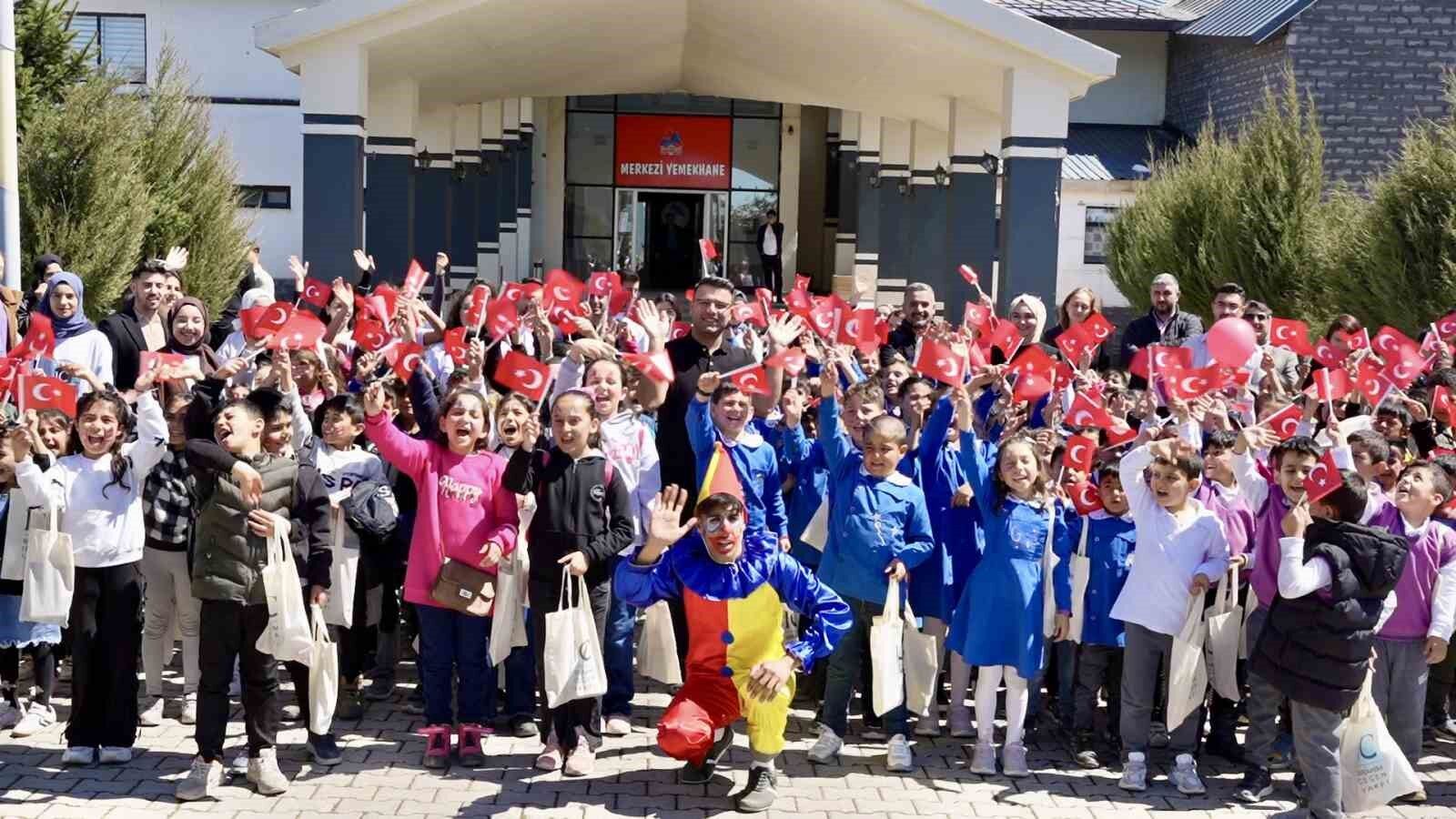 Öğretmenin hayali gerçek oldu, öğrenciler ilk kez sinemayla tanıştı