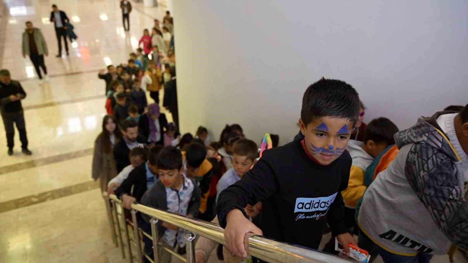 Öğretmenin hayali gerçek oldu, öğrenciler ilk kez sinemayla tanıştı