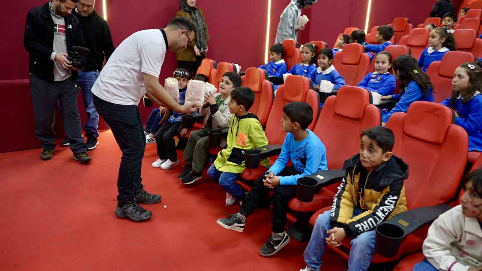 Öğretmenin hayali gerçek oldu, öğrenciler ilk kez sinemayla tanıştı