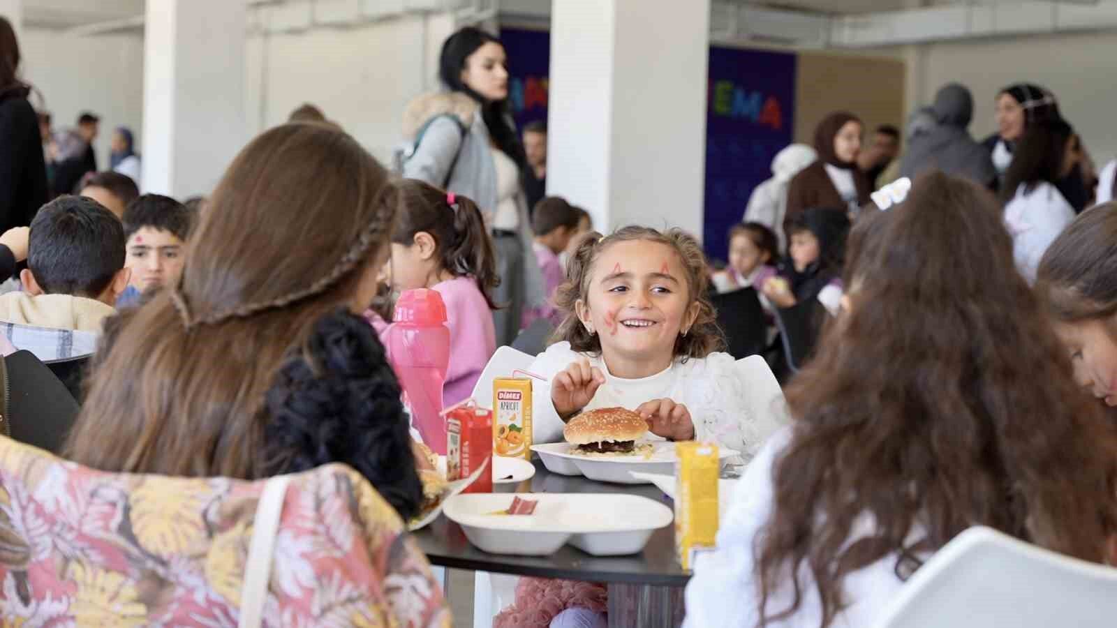 Öğretmenin hayali gerçek oldu, öğrenciler ilk kez sinemayla tanıştı