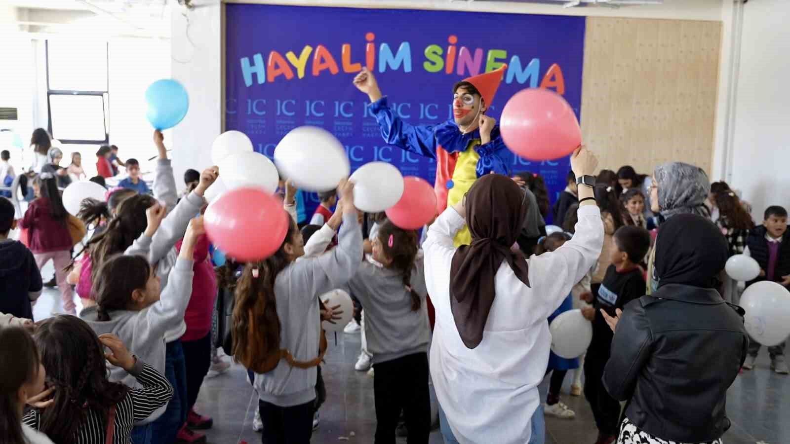 Öğretmenin hayali gerçek oldu, öğrenciler ilk kez sinemayla tanıştı