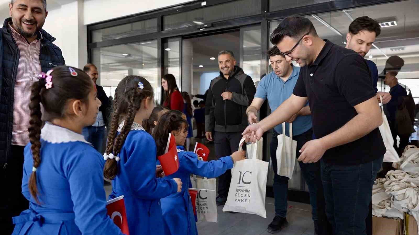 Öğretmenin hayali gerçek oldu, öğrenciler ilk kez sinemayla tanıştı