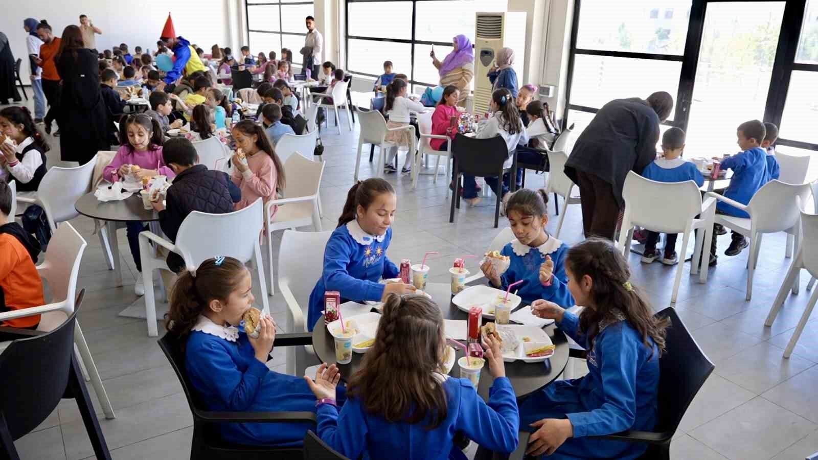 Öğretmenin hayali gerçek oldu, öğrenciler ilk kez sinemayla tanıştı