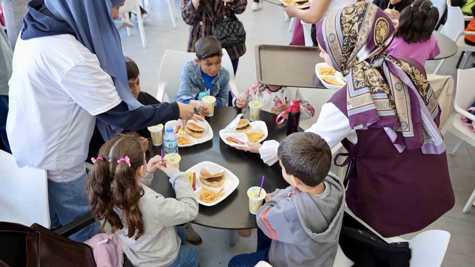 Öğretmenin hayali gerçek oldu, öğrenciler ilk kez sinemayla tanıştı