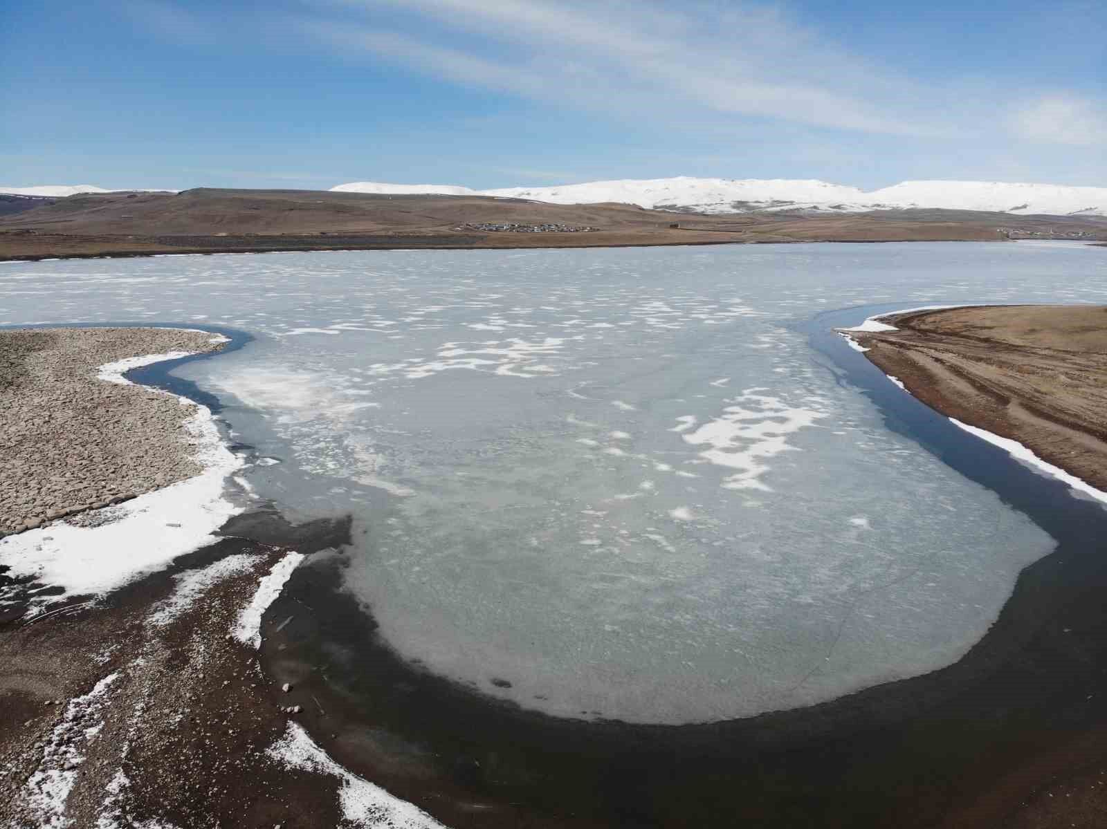 Kars Bayburt Barajı’nın buzları 1 günde çözüldü
