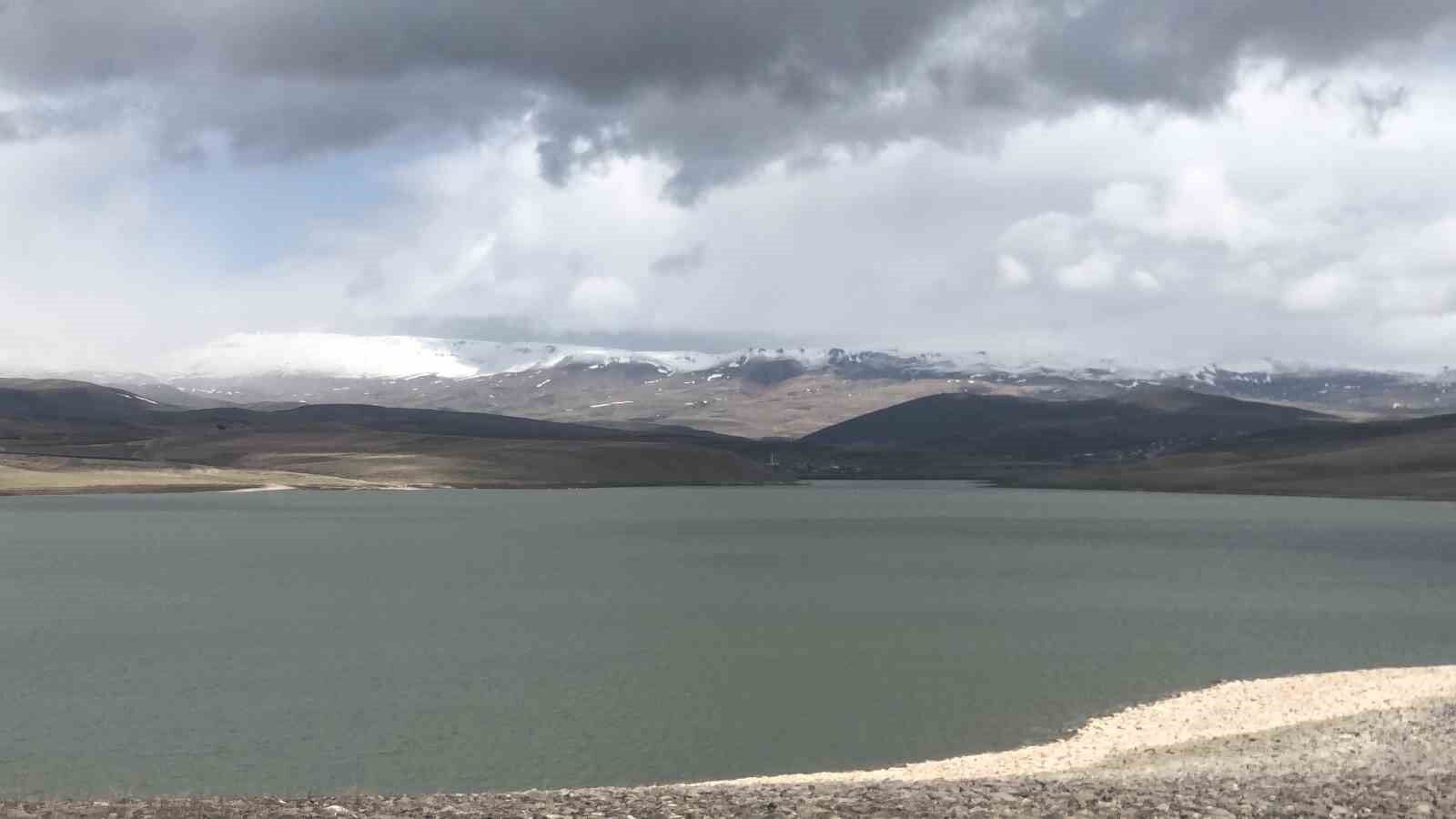 Kars Bayburt Barajı’nın buzları 1 günde çözüldü