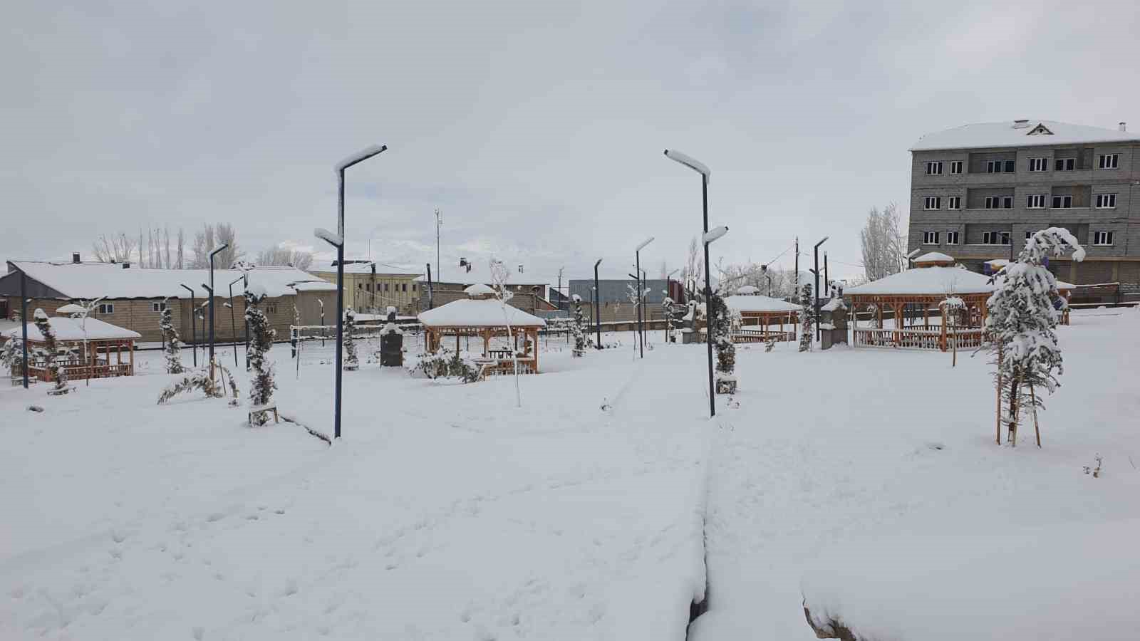 Başkale’de araçlar kara gömüldü: 13 yerleşim yerinin yolu ulaşıma kapandı