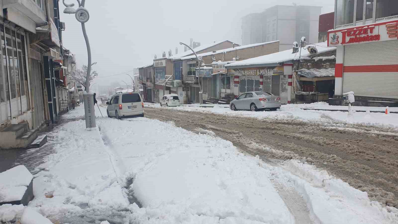 Başkale’de araçlar kara gömüldü: 13 yerleşim yerinin yolu ulaşıma kapandı