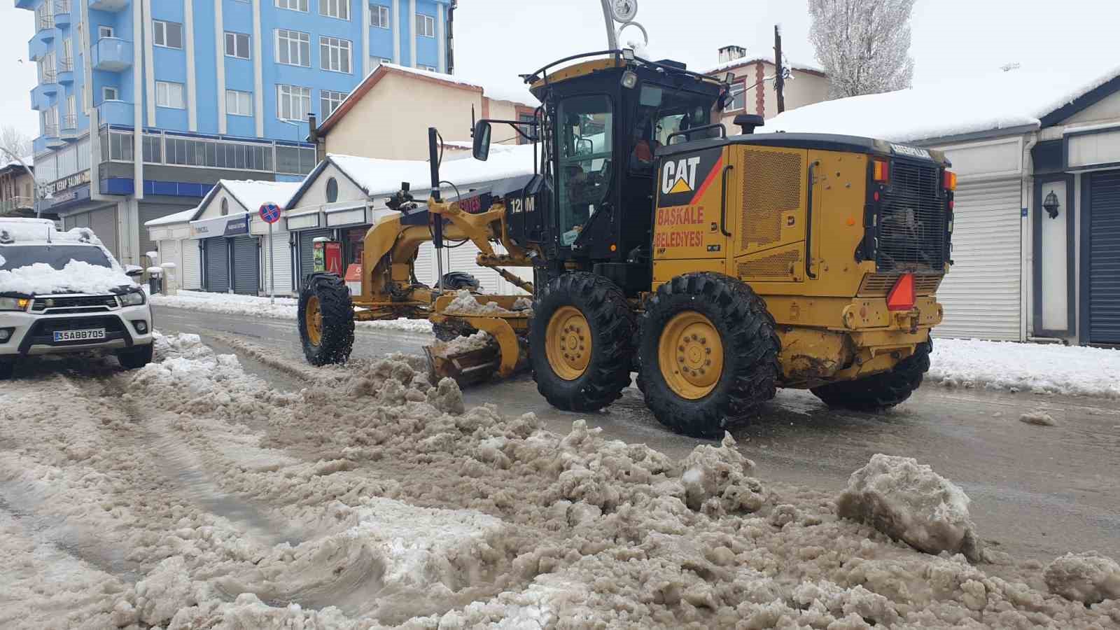 Başkale’de araçlar kara gömüldü: 13 yerleşim yerinin yolu ulaşıma kapandı