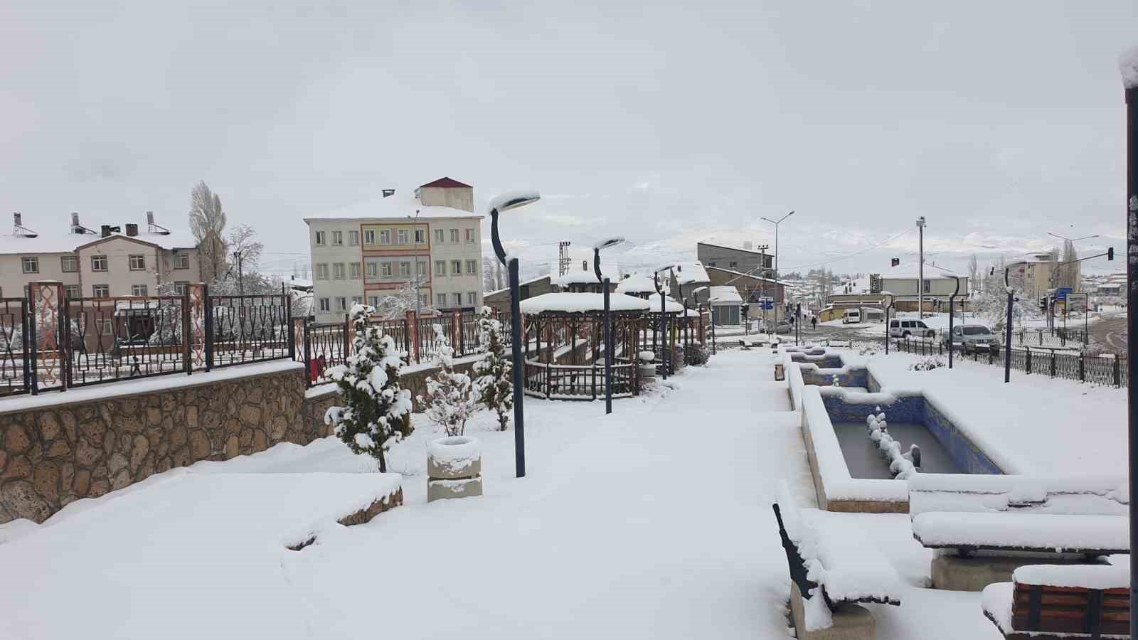 Başkale’de araçlar kara gömüldü: 13 yerleşim yerinin yolu ulaşıma kapandı