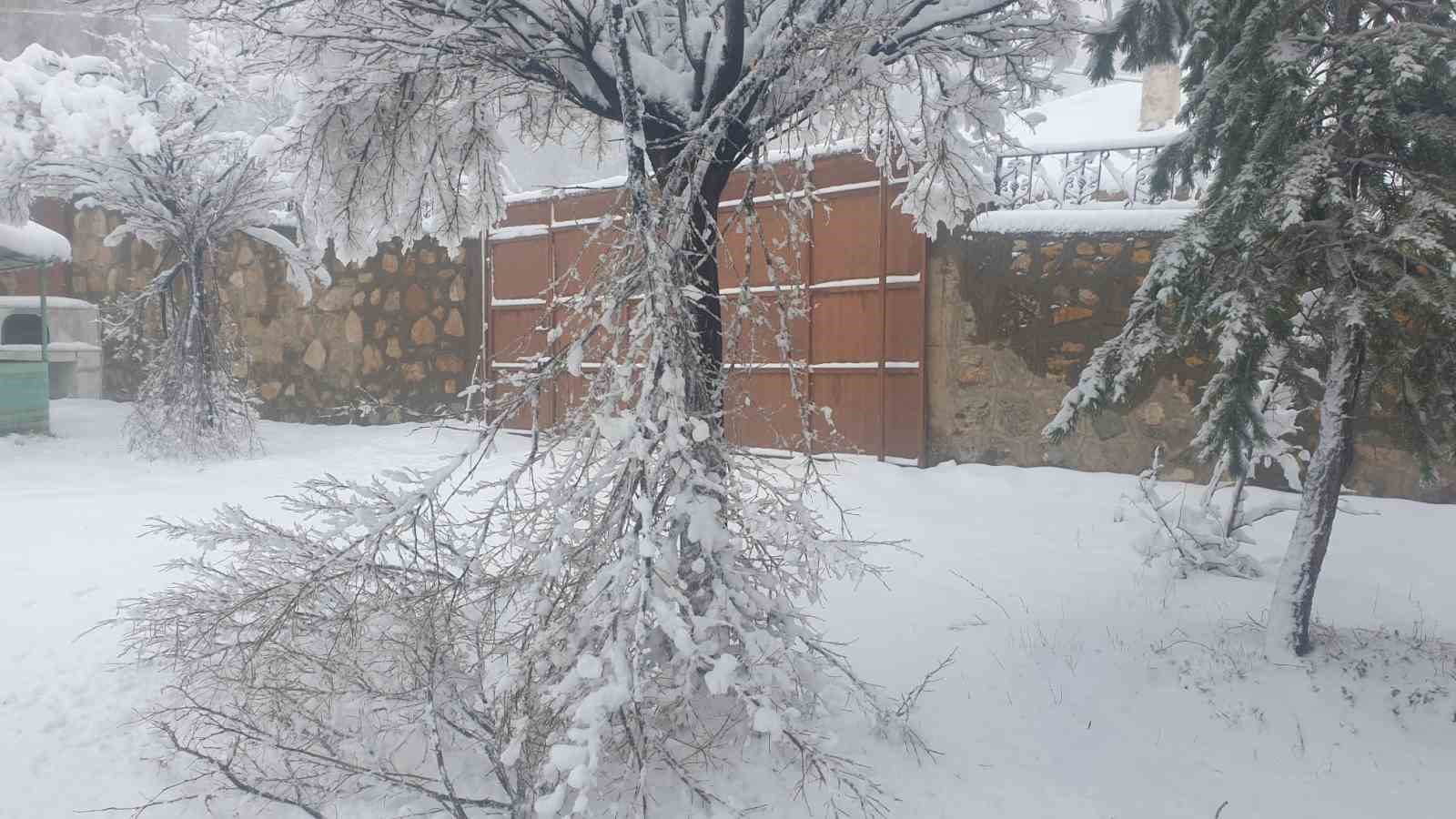 Başkale’de araçlar kara gömüldü: 13 yerleşim yerinin yolu ulaşıma kapandı