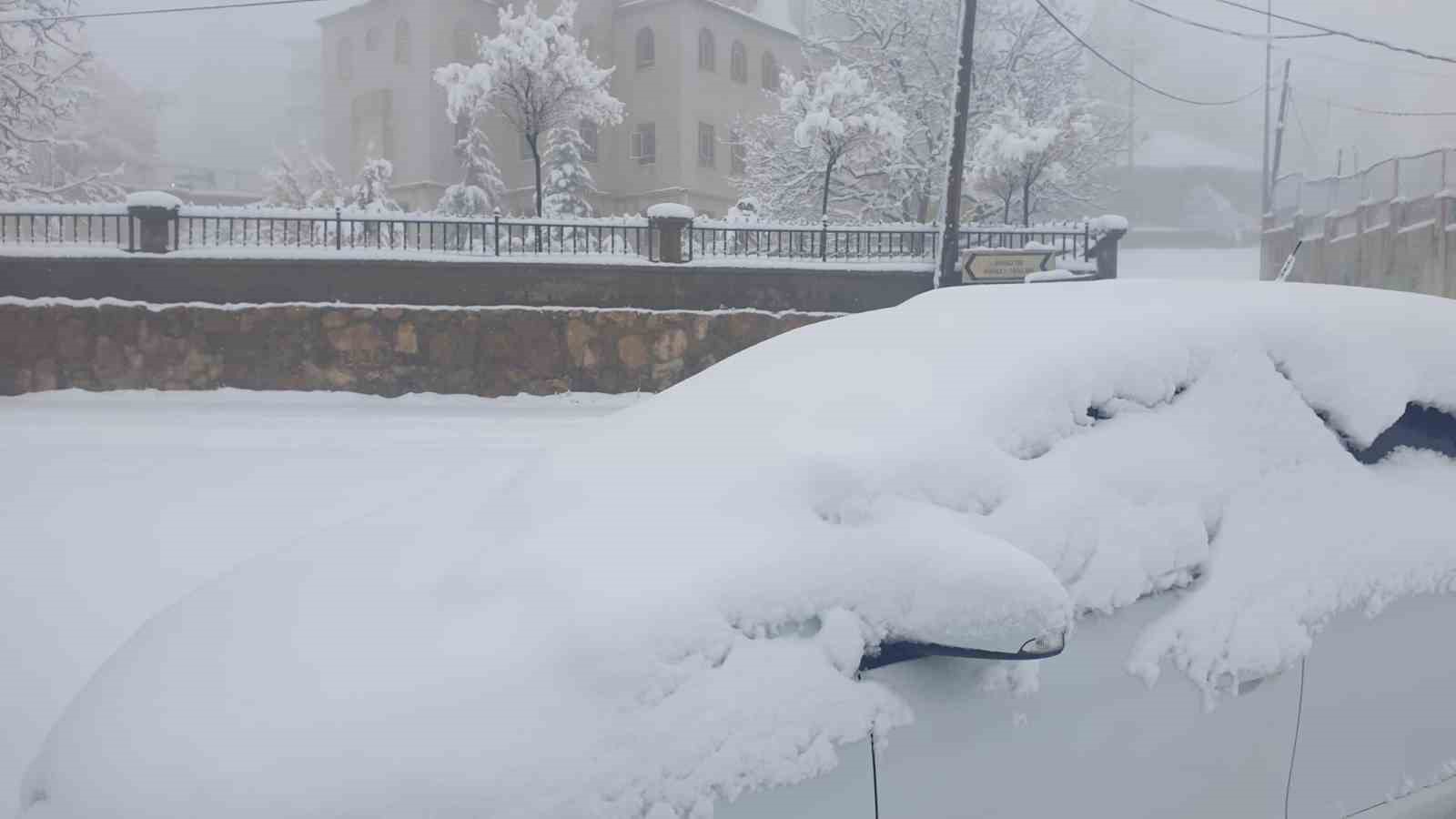 Başkale’de araçlar kara gömüldü: 13 yerleşim yerinin yolu ulaşıma kapandı
