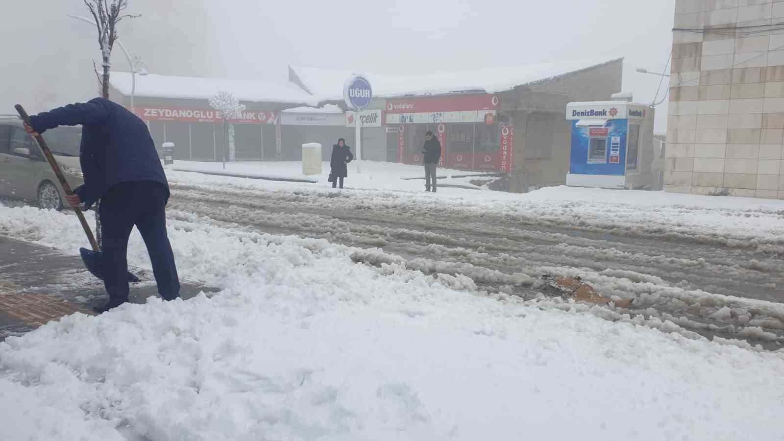 Başkale’de araçlar kara gömüldü: 13 yerleşim yerinin yolu ulaşıma kapandı