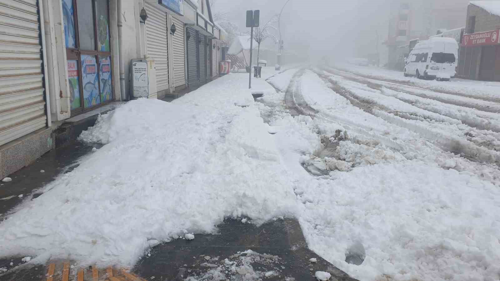 Başkale’de araçlar kara gömüldü: 13 yerleşim yerinin yolu ulaşıma kapandı
