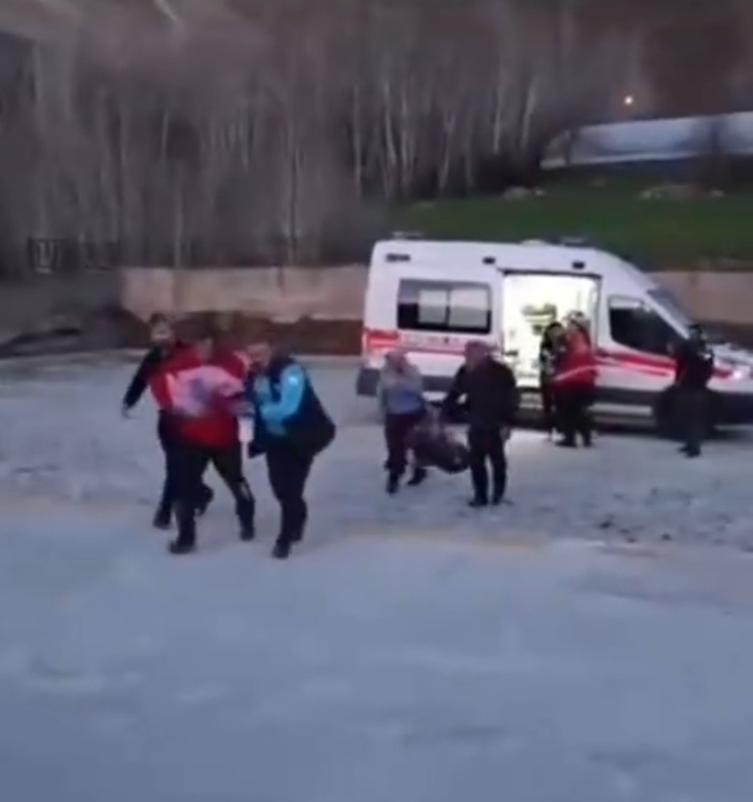 Van’da 2 aylık bebek polis helikopteriyle hastaneye sevk edildi