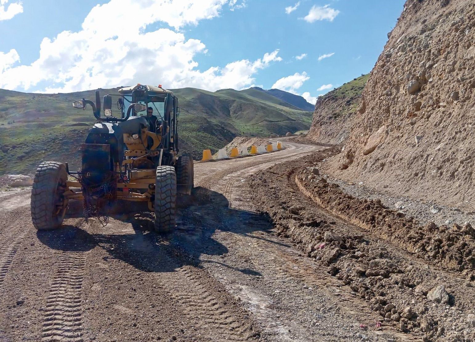 Van Büyükşehir Belediyesinin yol ve altyapı çalışmaları sürüyor