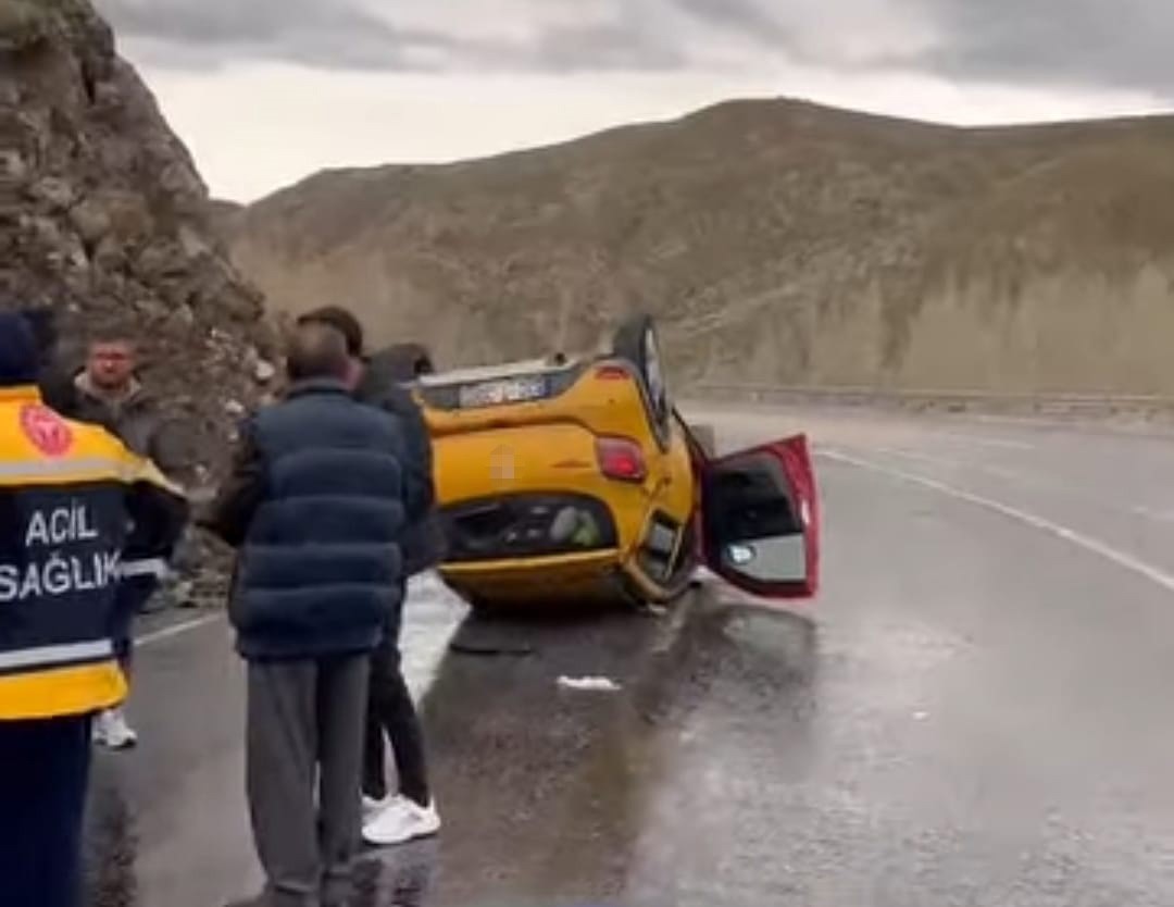 Van-Hakkari karayolunda trafik kazası: 2 yaralı