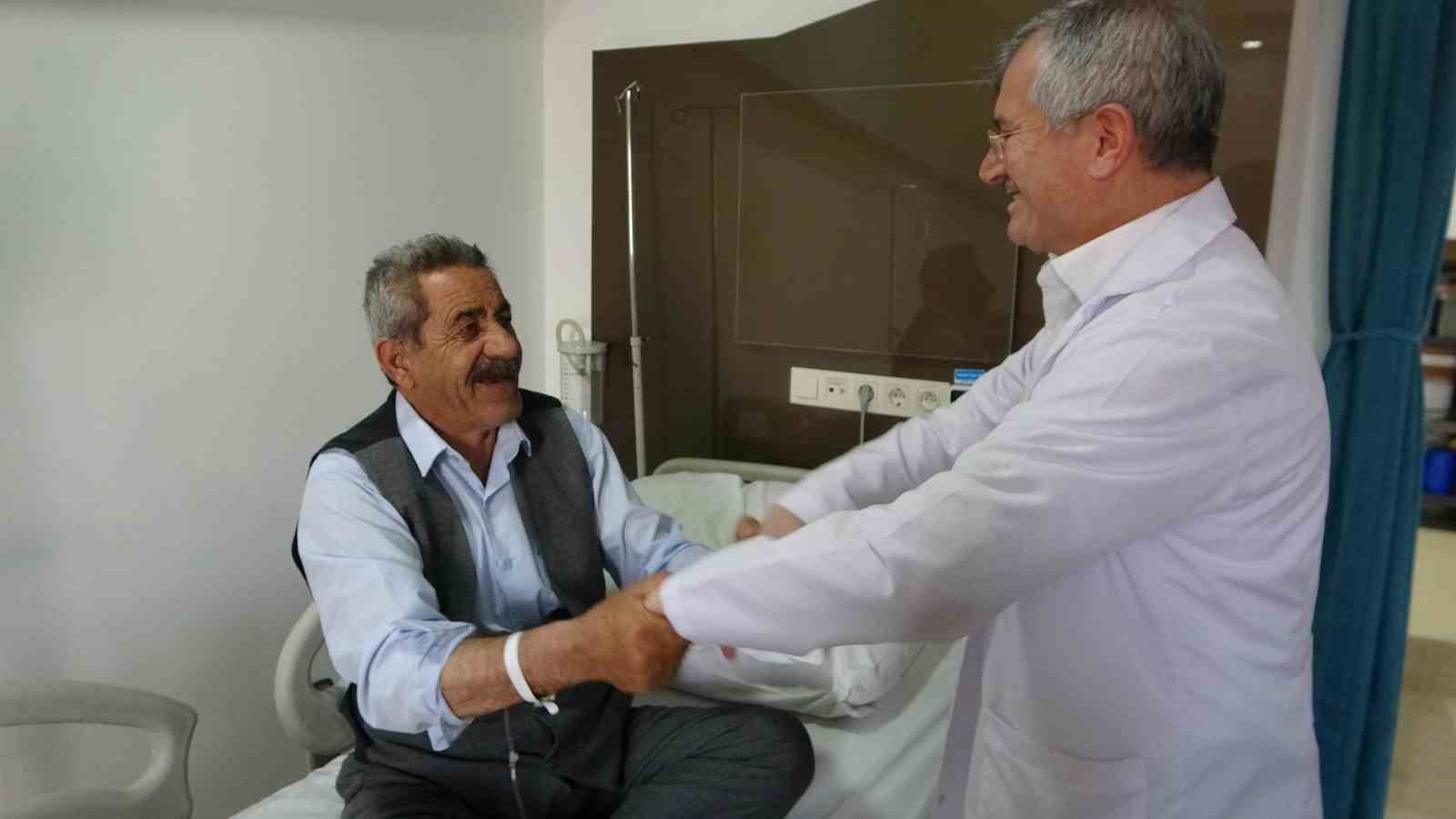 4 damarı kapalı olan ve bir gözünü kaybetme riski bulunan hasta ameliyatla sağlığına kavuştu