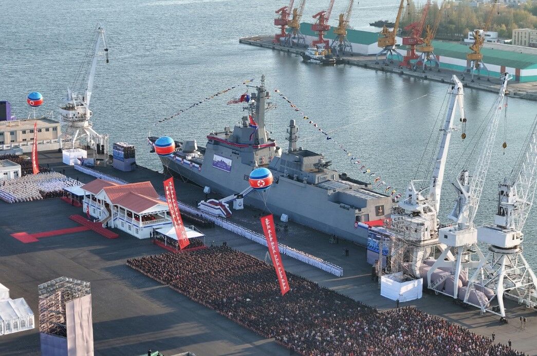 Kuzey Kore’nin yeni 5 bin tonluk savaş gemisi suya indirildi