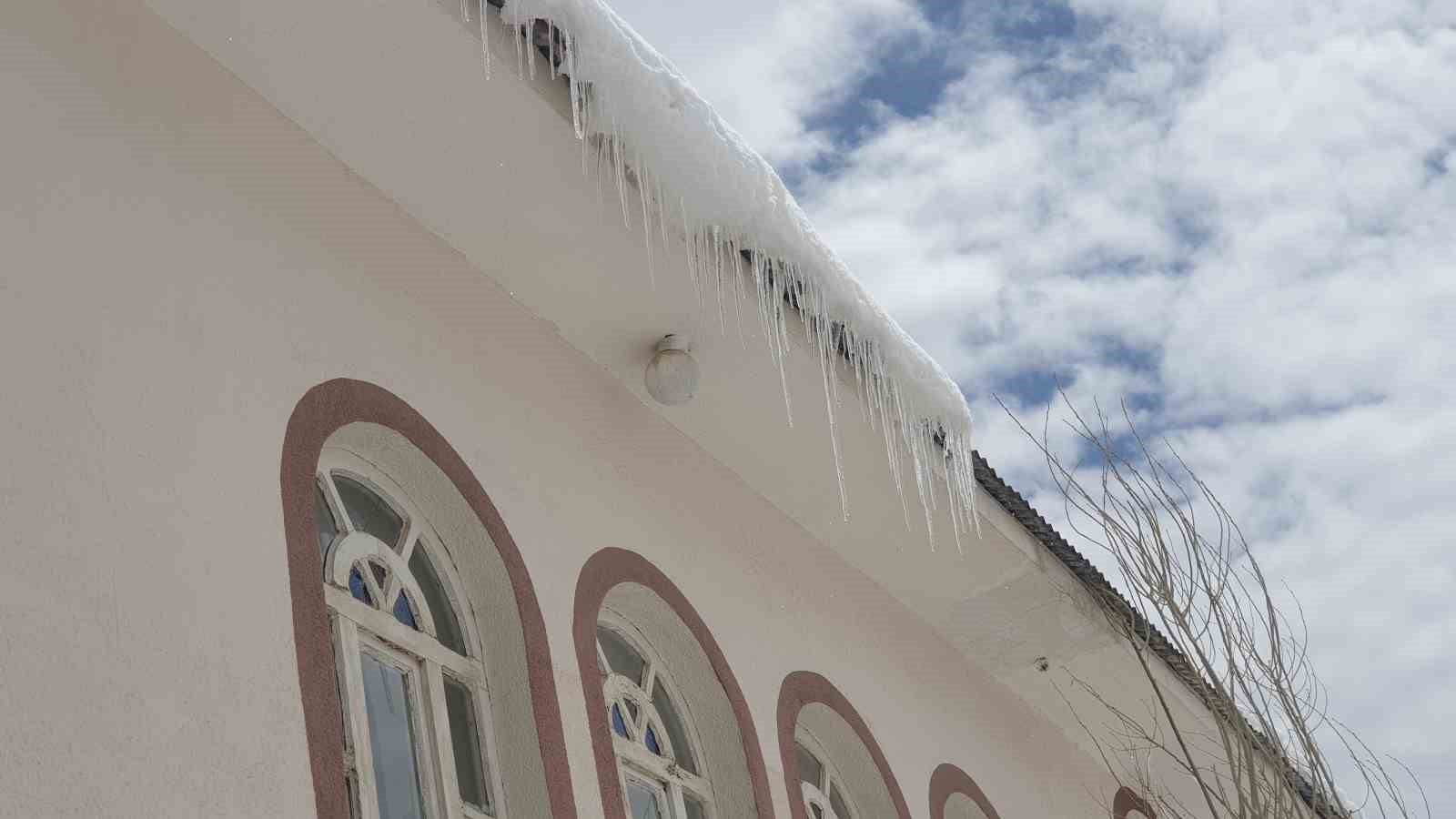 Başkale baharda dondu