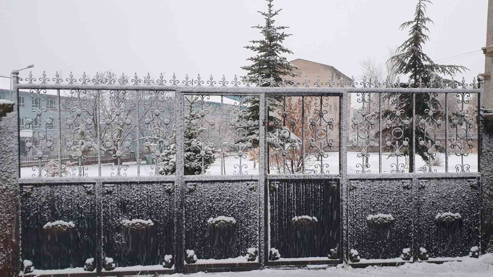 Başkale baharda dondu