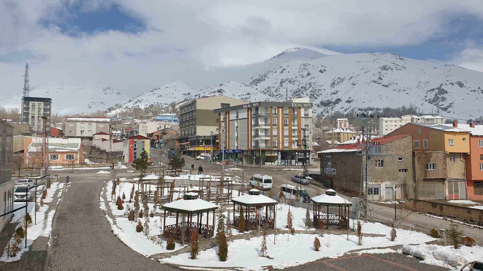 Başkale baharda dondu