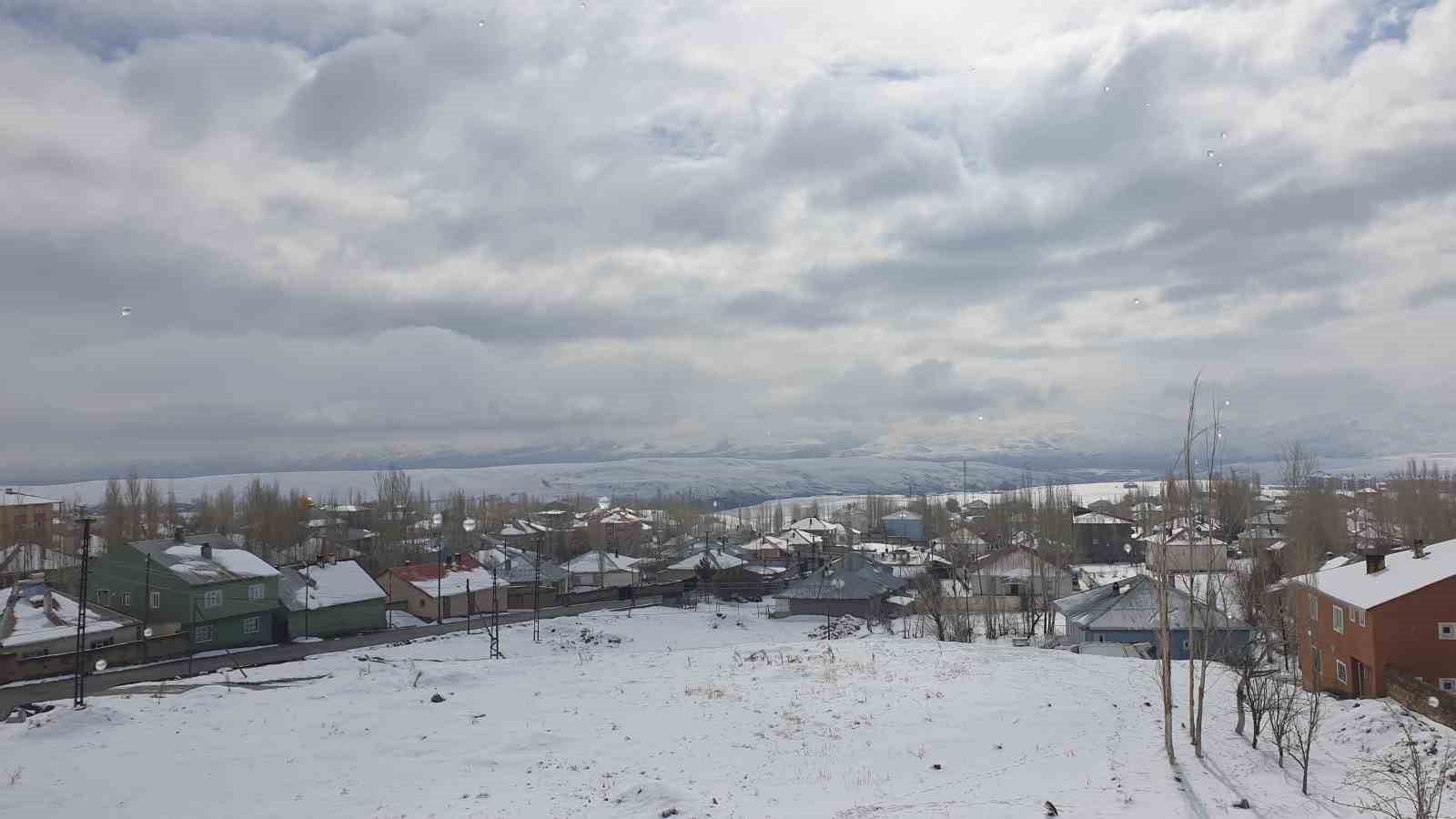 Başkale baharda dondu