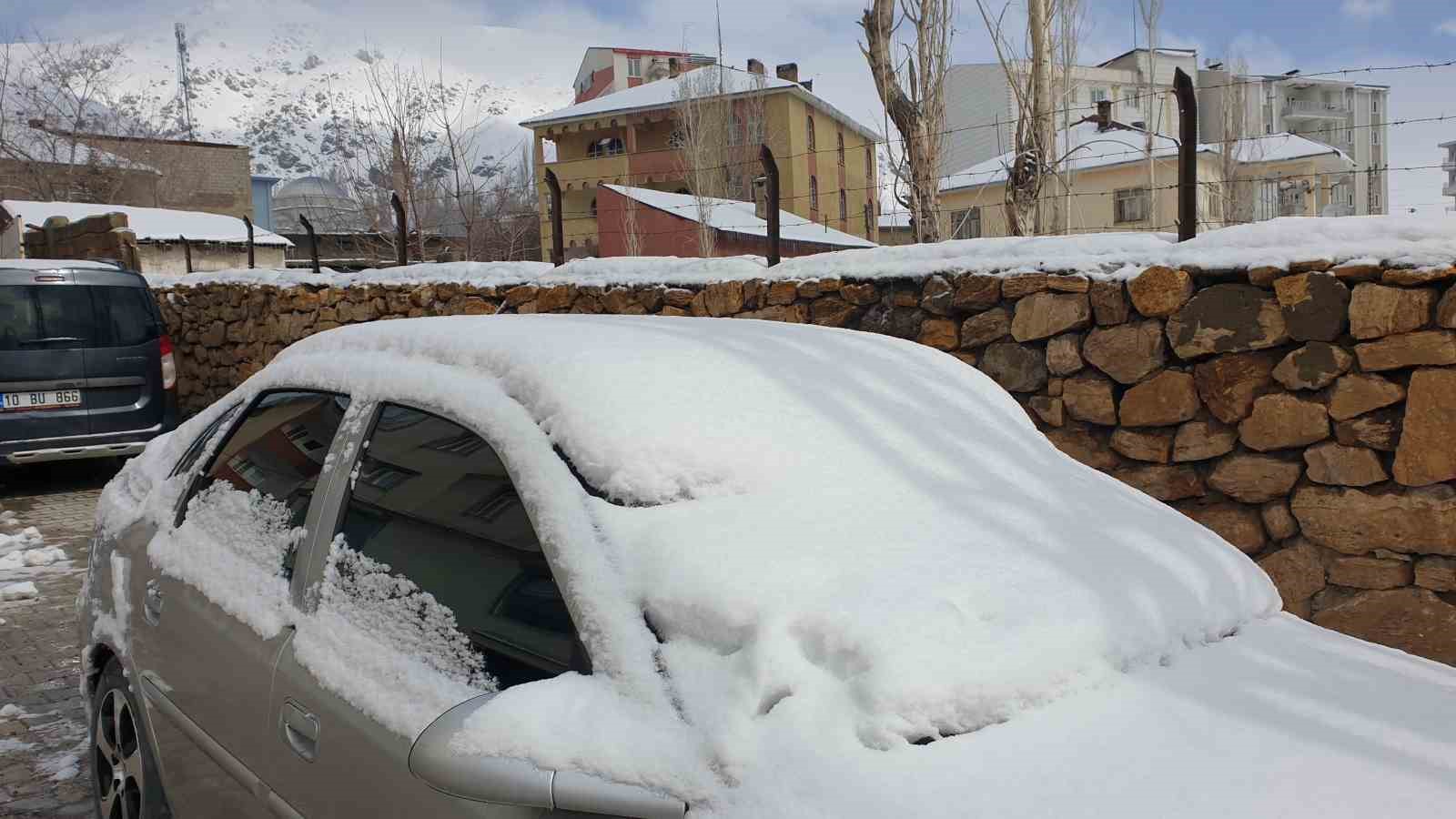 Başkale baharda dondu