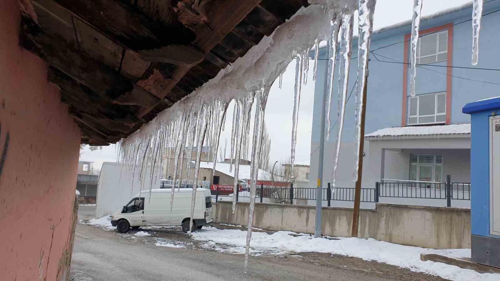 Başkale baharda dondu